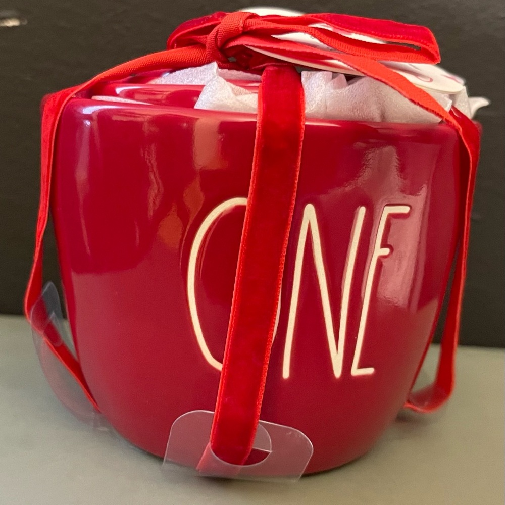 Rae Dunn valentines measuring cups NWT in hand